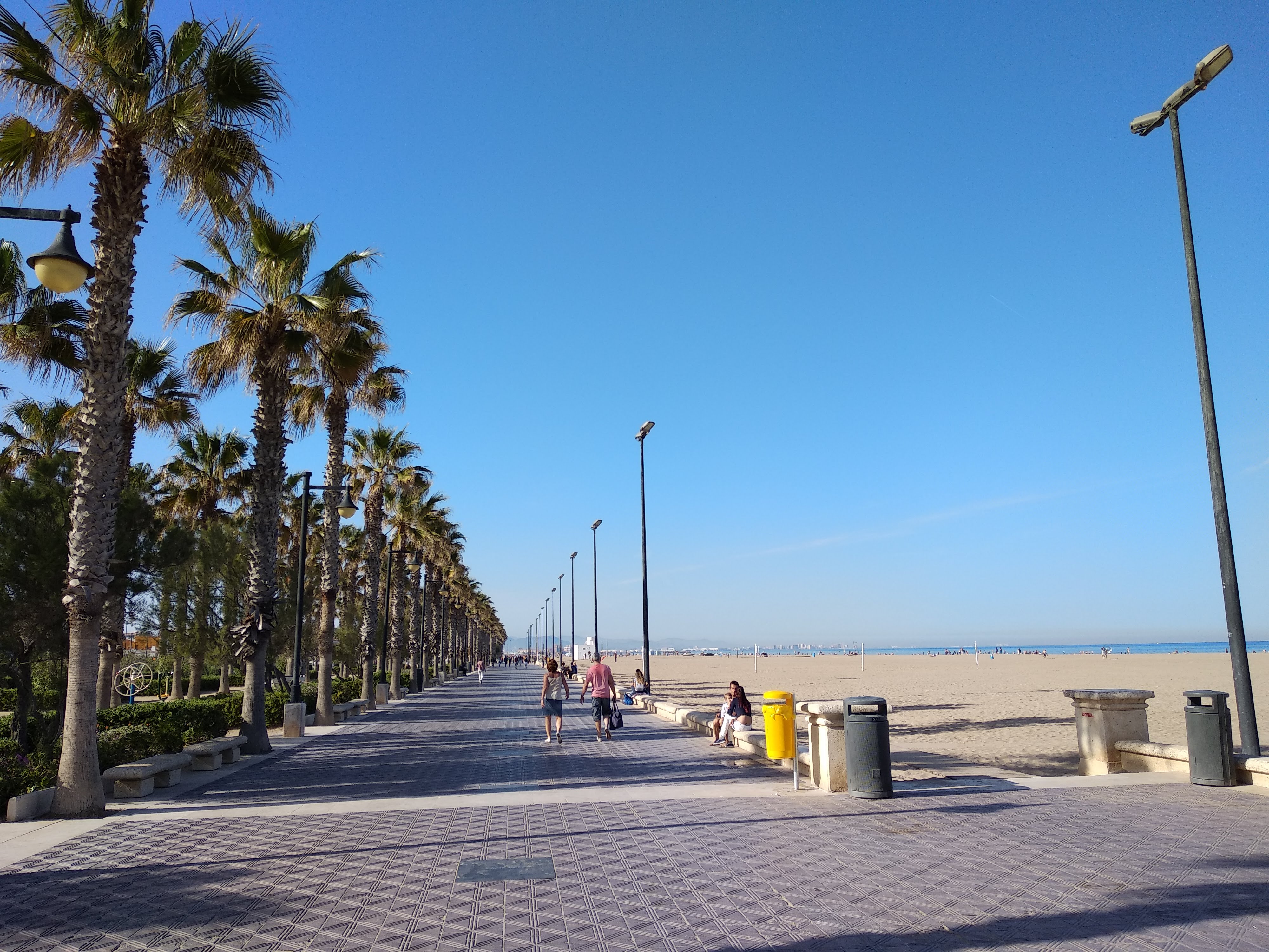 Hiszpańska nadmorska promenada z palmami