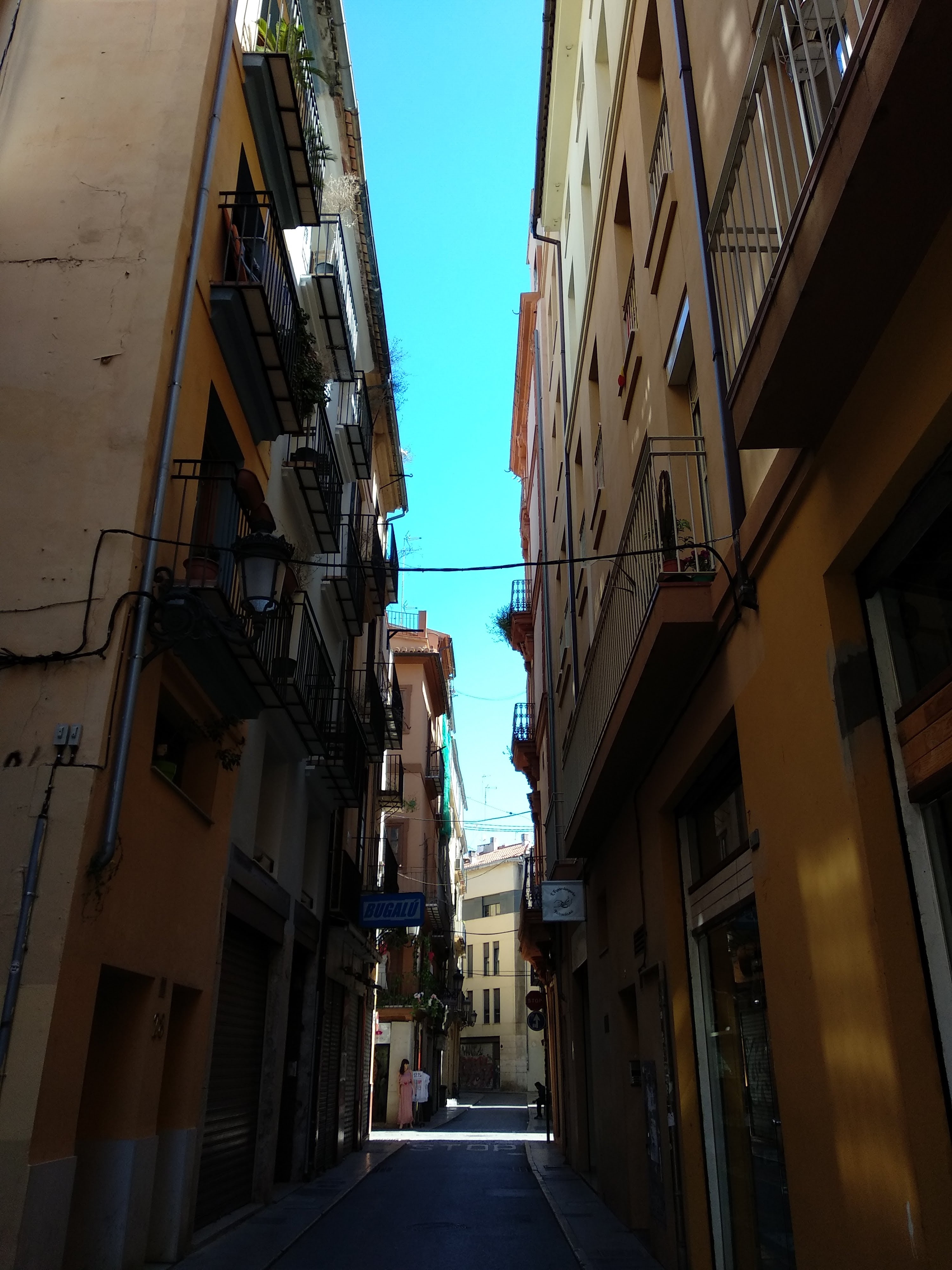 Wąska uliczka w dzień